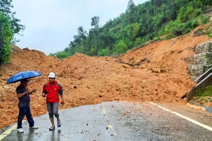 Mưa lớn kéo dài nhiều ngày khiến một đoạn tuyến quốc lộ 27C nối Nha Trang - Đà Lạt bị sạt lở ngày 11/11. Ảnh: V.D.