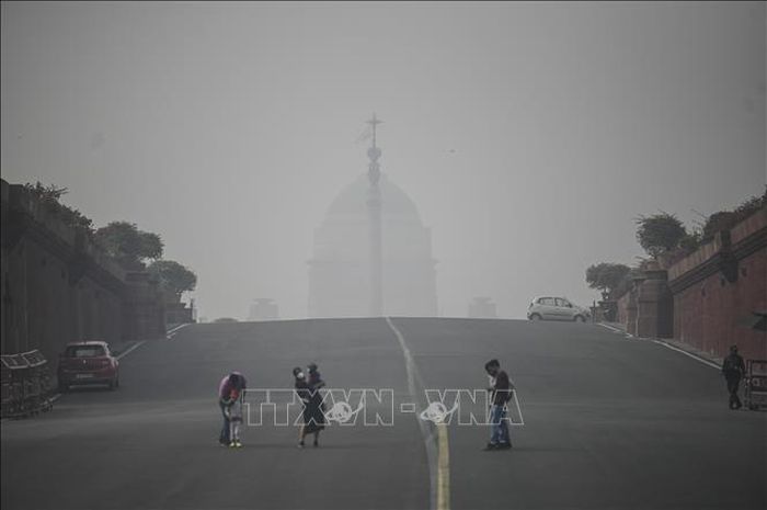 Khói mù dày đặc bao phủ thủ đô New Delhi (Ấn Độ) ngày 5/11/2021. Ảnh: AFP/TTXVN