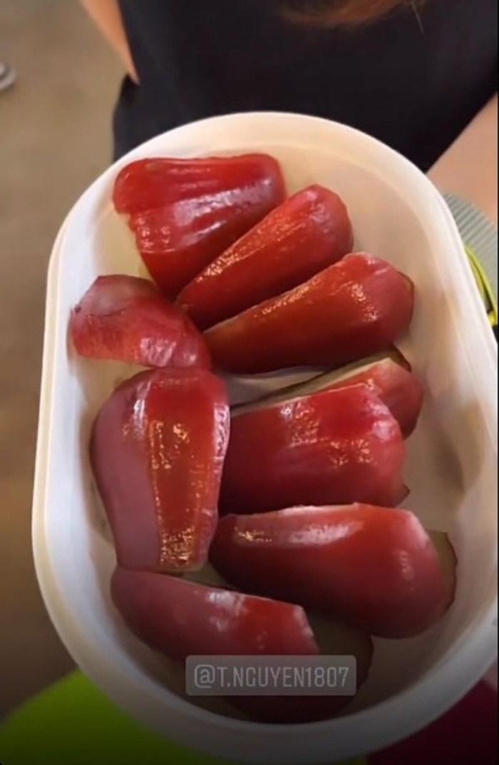 Cô dùng cơm gạo lức và trái cây. 