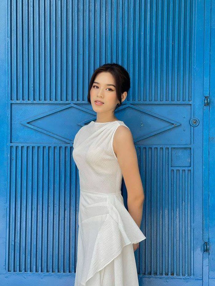 Nụ cười tươi sáng như ánh nắng.