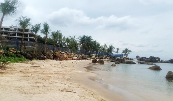  Bãi biển Phú Quốc vắng người chiều 12/11. Ảnh: Nhật Tân. 