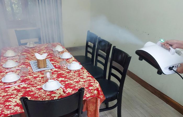  Chủ nhà hàng phun khử khuẩn từng phòng mỗi ngày. Ảnh: Nhật Tân. 