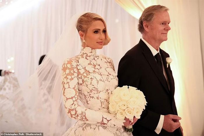 Cô dâu Paris Hilton được bố - ông Rick Hilton dắt tay lên lễ đường. (Ảnh: Shutterstock).