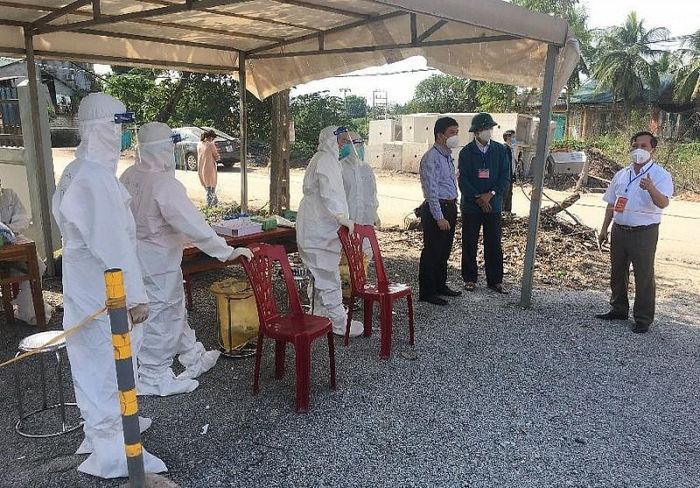 Kiểm tra công tác lấy mẫu xét nghiệm COVID-19 tại thị trấn Bố Hạ. (Nguồn: UBND huyện Yên Thế, tỉnh Bắc Giang)