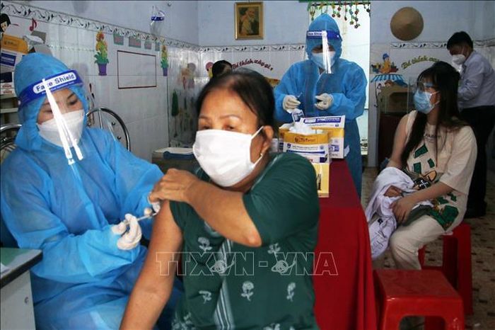 Tiêm vaccine phòng COVID-19 cho người dân. Ảnh: TTXVN
