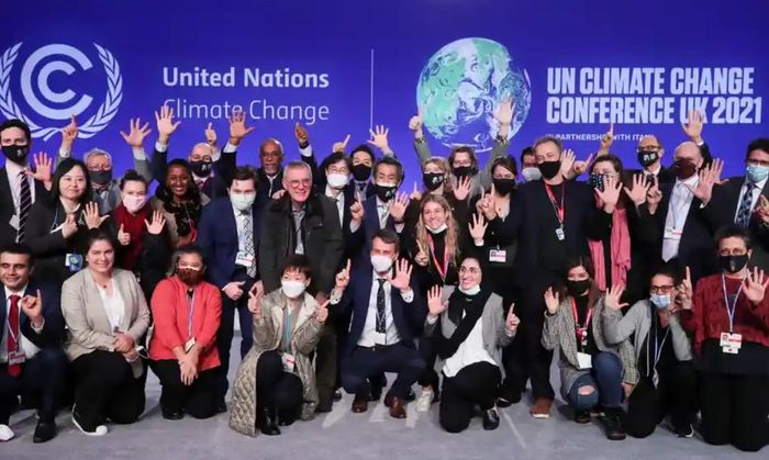 Đại diện các nước chụp hình vào cuối hội nghị COP26. Ảnh: Reuters.