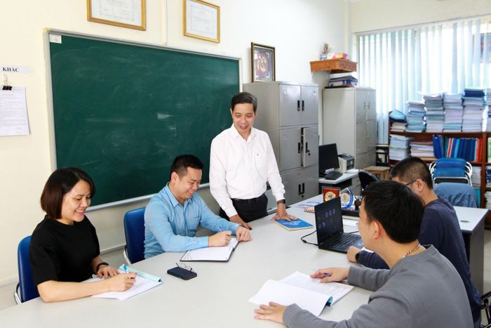 PGS.TS Nguyễn Thanh Chương (người đứng) trong một lần giao ban chuyên môn cùng các đồng nghiệp