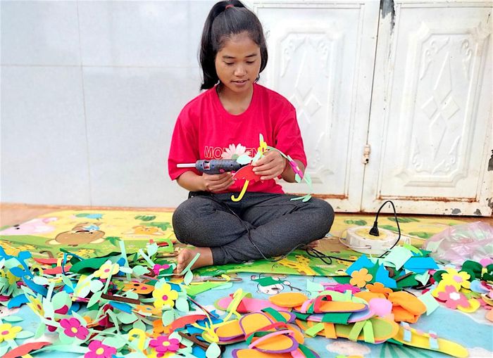 Mỗi khi nhớ nghề, chị Rơ Mah Khưng lại bày biện dụng cụ ra làm đồ chơi, đồ dùng học tập cho trẻ. Ảnh: Hồng Thi
