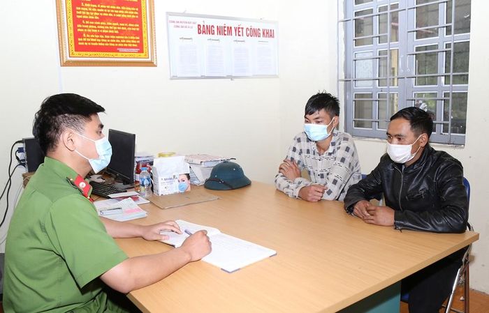 Trong khi tiếp công dân, Công an xã A Lù luôn kết hợp tuyên truyền, phổ biến pháp luật.