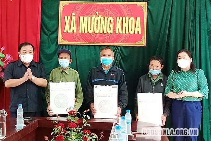 Đồng chí Chá A Của cùng lãnh đạo huyện Bắc Yên trao quà cho các hộ tại xã Mường Khoa (Bắc Yên).