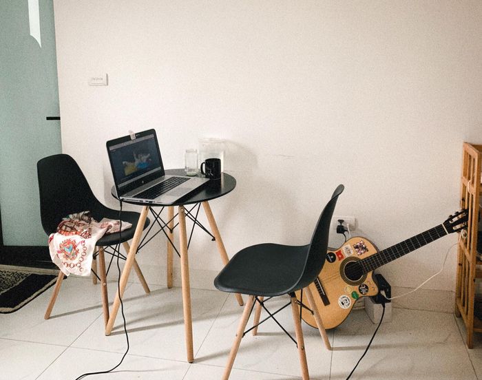  Cô dành thời gian bày trí, sắp xếp căn hộ nhỏ thành không gian riêng tư, ấm áp, mang màu sắc cá nhân. 