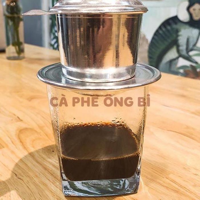 Ly cà phê pha phin màu cánh gián đặc trưng của cà phê rang mộc