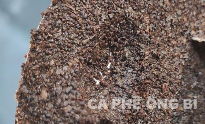Bột cà phê rang mộc nguyên chất sau khi pha bằng phin, không bị nhão
