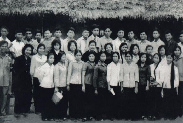 Các sinh viên Khoa Ngữ văn K17, ĐHSP Hà Nội trong dàn hợp xướng "Du kích sông Thao" của Đỗ Nhuận