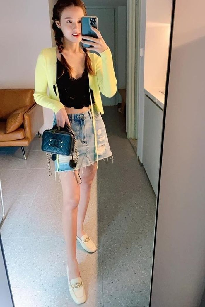 Midu chọn áo croptop cùng chân váy jeans cá tính, kèm túi da chần bông và giày lười sáng màu tạo cảm giác thoải mái cho những cuộc dạo phố. Với diện mạo xinh xắn cùng kinh nghiệm biến tấu trang phục theo hoàn cảnh, Midu không ngừng nhận được sự khen ngợi,.