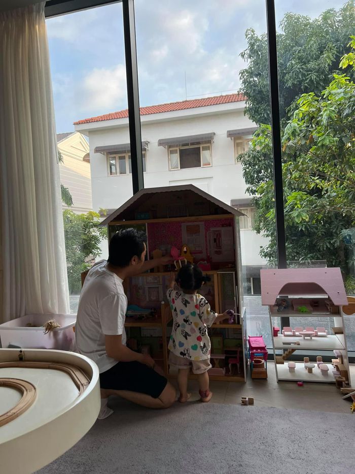 Căn biệt thự của Cường Đô La - Đàm Thu Trang hóa khu vui chơi cho tiểu công chúa Suchin. Ảnh: FBNV