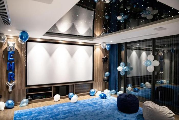 Để phục vụ sở thích xem phim của con trai, nam doanh nhân xây một rạp phim mini, làm nơi giải trí cho cậu ấm trong biệt thự mới. Ảnh: FBNV