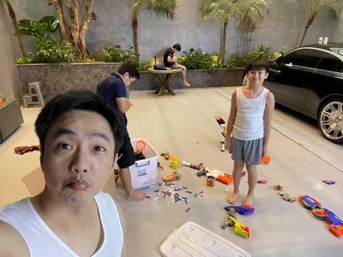 Cường Đô La cũng thường xuyên đồng hành cùng con trong các hoạt động thể chất như chạy bộ, bơi lội, trượt patin, chèo thuyền kayak, chơi bắn súng...Ảnh: FBNV