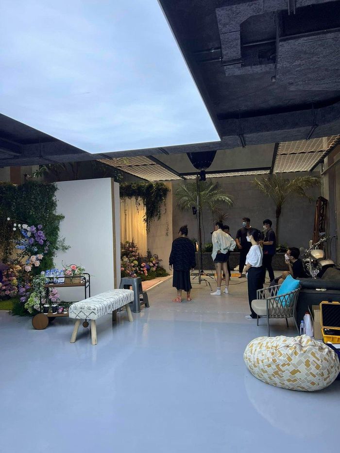 Dù chỉ là bộ ảnh cho em bé nhưng ê-kíp thực hiện vô cùng hùng hậu. Ảnh chụp màn hình