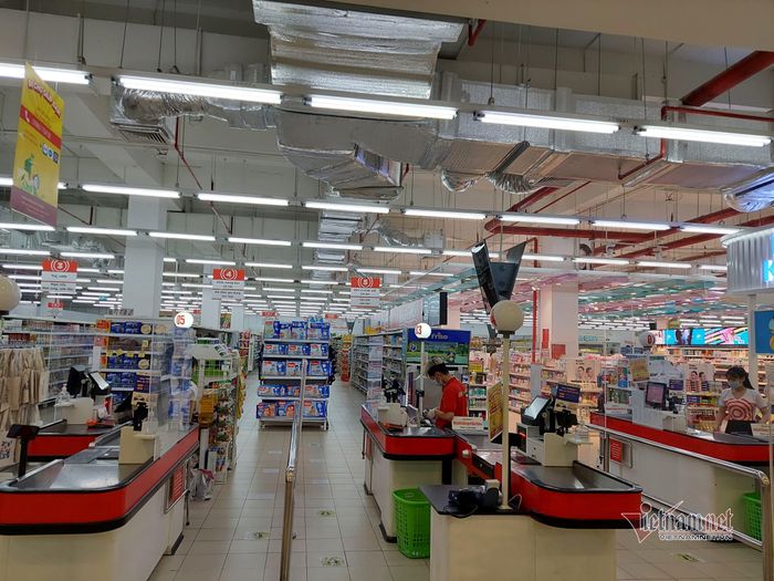 Quầy thanh toán vắng vẻ là hình ảnh quen thuộc những ngày Hà Nội giãn cách