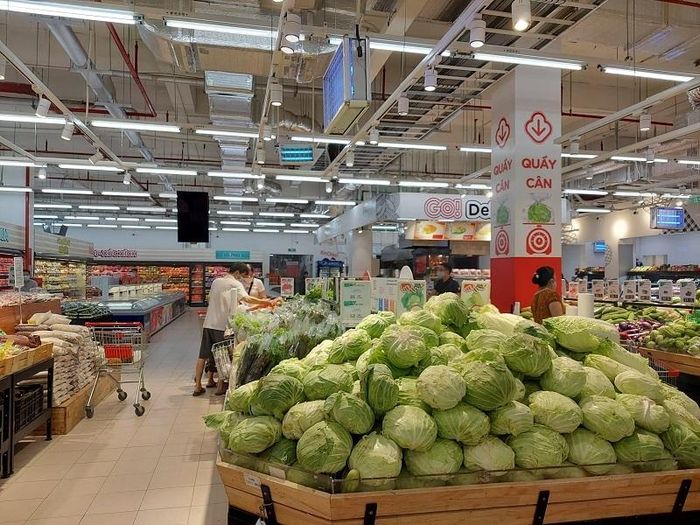 Giá cả hàng hóa chịu sức ép lớn. Ảnh: Lương Bằng