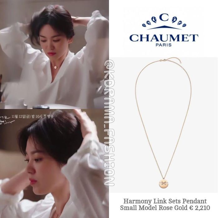  Lâu nay, những món đồ trang sức của Chaumet được Song Hye Kyo lăng xê nhiều. Với sự trở lại này, cô cũng không thể rời những thiết kế giúp mình tôn vẻ đẹp mặn mà. Ngay từ tập đầu, cô đã đeo sợi dây chuyền vàng hồng có giá khoảng 2.500 USD của hãng. Ảnh: kdrama_fashion. 