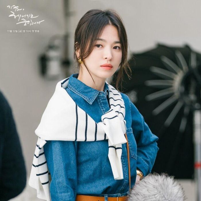Điểm nhấn cho vẻ ngoài của cô là những món phụ kiện như hoa tai, vòng tay hay đồng hồ. Chúng có thiết kế đơn giản nhưng góp phần quan trọng vào việc nâng tầm phong cách. Nhiều fan nhanh chóng phát hiện những món đồ này đến từ các thương hiệu lớn, có giá đắt đỏ. Ảnh: kbizoom.