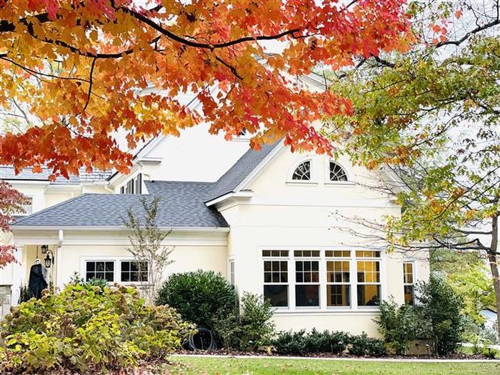Ngôi nhà được tô điểm với cây vàng trước cửa. Ảnh: Đặng Huyền - Pv TTXVN tại Mỹ