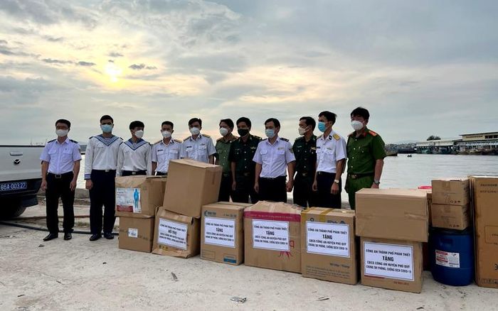 Đoàn cán bộ quân y được Bộ Tư lệnh vùng 4 Hải quân điều động ra hỗ trợ huyện đảo Phú Quý chống dịch. 