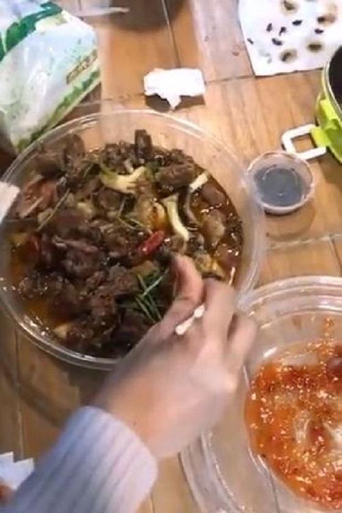 Được biết, đây không phải là lần đầu tiên thực khách phàn nàn về việc phát hiện gián trong đồ ăn tại những nhà hàng ở Trung Quốc do thiếu vệ sinh. Vào năm 2019, một người phụ nữ vô cùng kinh hãi cho biết, cô tìm thấy 40 con gián chết trong đồ ăn đặt mua. Ảnh: Mirror.