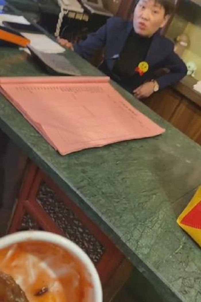 Quá bức xúc, ông liền gọi nhân viên nhà hàng để “ba mặt một lời”. Tuy nhiên, nhân viên nhà hàng liền giật chiếc bát khỏi tay thực khách và cố tìm cách ngăn người này báo cảnh sát. Ảnh: Mirror.