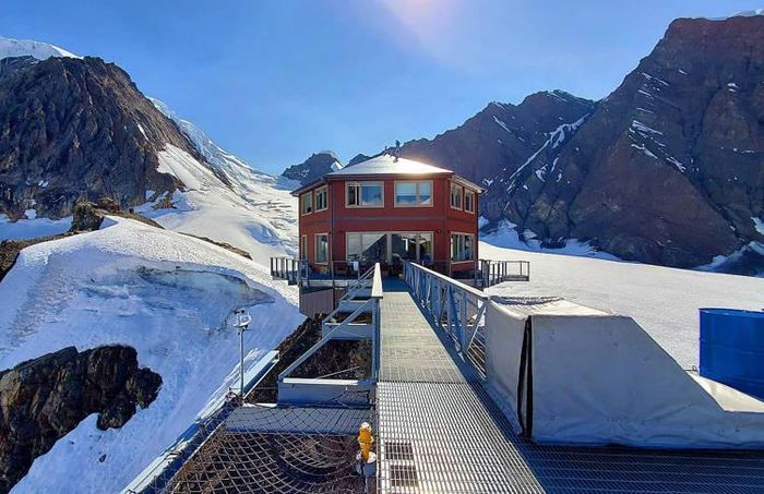  Sheldon Chalet được biết tới là khách sạn hẻo lánh nhất thế giới.
