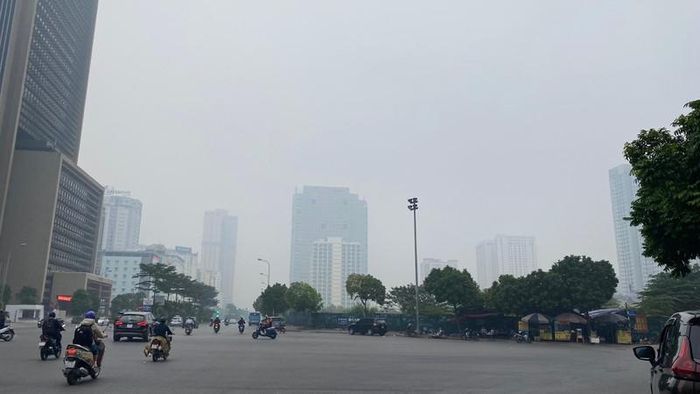 Hơn 14h hôm nay, lớp sương mù vẫn bao phủ khu vực nội thành Hà Nội. Hiện tượng này đã xuất hiện từ sáng. 