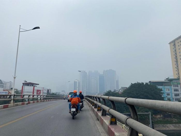 Những ngôi nhà cao tầng "lấp ló" sau màn sương mù.
