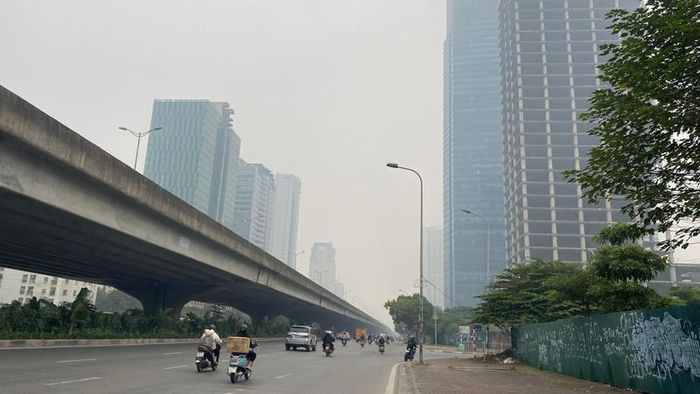 Khu vực gần tòa nhà Keangnam toàn bộ khu vực xung quanh bao trùm trong sương mù, các tòa nhà cao tầng chỉ còn lấp ló.