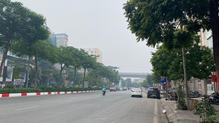 Người đi đường dễ dàng nhận thấy lớp sương mù suốt cả ngày nay.