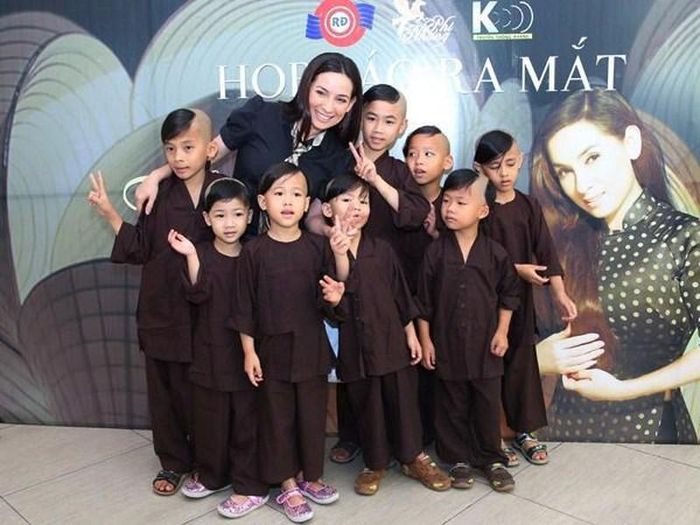 Nữ ca sĩ đã làm 15 cuốn sổ tiết kiệm cho các con. (Ảnh: FBNV)
