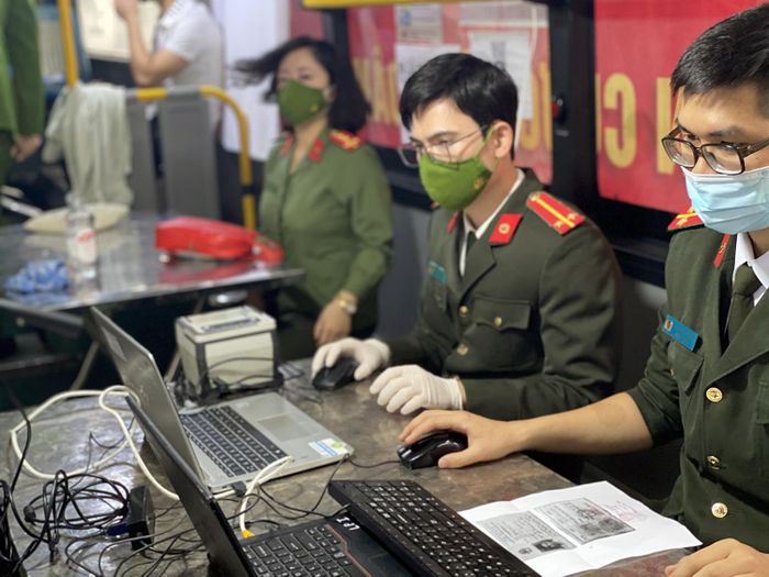 Triển khai cấp thẻ CCCD gắn chíp điện tử cho toàn bộ công dân trong độ tuổi chưa được cấp CCCD gắn chíp trên địa bàn quận. Toàn bộ công dân đủ 14 tuổi trở lên chưa cấp CCCD gắn chíp điện tử (bao gồm cả công dân thường trú, tạm trú).