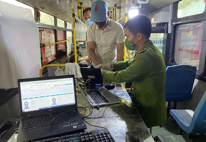 “Trên xe có 2 tổ công tác cấp CCCD, các tổ này có thể linh động thực hiện lưu động hoặc triển khai tại điểm cố định để cấp cho công dân trong khu vực nhất định” – vị cán bộ cho biết.
