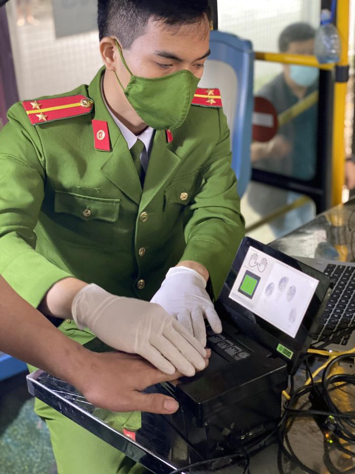 Một cán bộ Đội Cảnh sát quản lý hành chính về trật tự xã hội (Công an quận Long Biên) cho biết, đơn vị sử dụng chiếc xe buýt tháo hết ghế ngồi bên trong và lắp máy móc thiết bị tương ứng với 2 máy cấp CCCD gắn chíp.