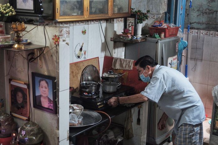 Ông Bình quán xuyến việc nội trợ, chăm lo cho con trai chậm phát triển. Ảnh: Nguyễn Toàn.