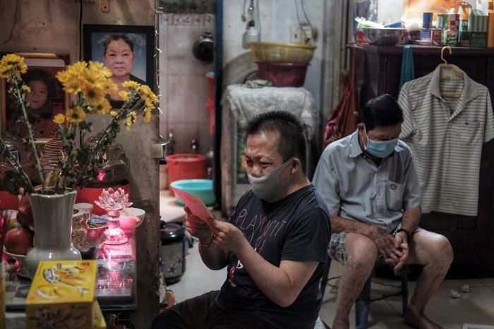 Sau khi đón tro cốt của mẹ và em gái trở về, đêm nào anh Vũ cũng khóc vì nhớ nhung. Ông Bình cũng không kiềm được cảm xúc, ông day dứt vì không thể gặp vợ và con gái lần cuối. Ảnh: Nguyễn Toàn.