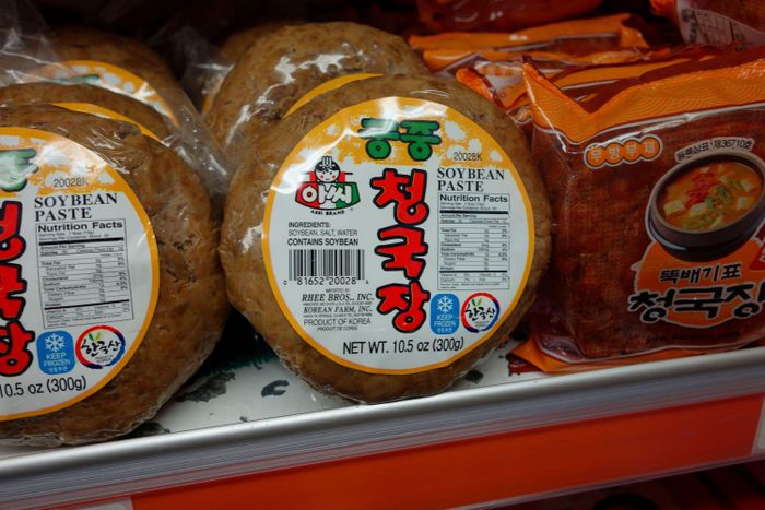  Thông người, cheonggukjang được bán sẵn ở các siêu thị, cửa hàng tiện lợi. Ảnh: Maangchi. 
