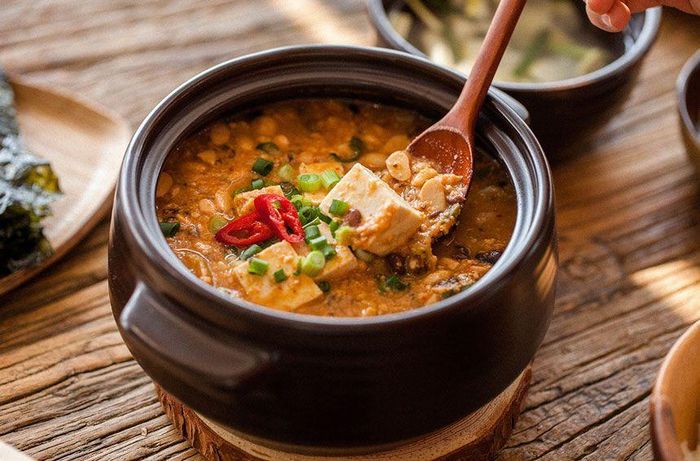  Món canh này còn được thực khách phương Tây gọi là "canh xác chết", vì mùi quá nặng. Trên thực tế, một câu chuyện được lan truyền (dù chưa kiểm chứng) rằng một số sinh viên Hàn Quốc sống tại Đức nấu món canh này, khiến hàng xóm gọi cảnh sát vì tưởng họ giấu một xác chết trong nhà. Ảnh: Mapplemelts/Twitter. 