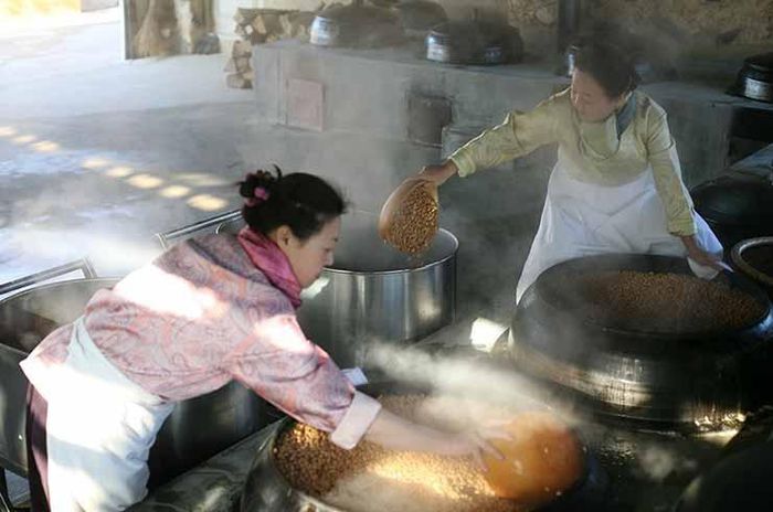 Do thời gian lên men ngắn hơn so với doenjang - một loại tương đậu nành khác, mùi amoniac vẫn còn khá đậm. Thành phẩm thường sệt như nước sốt, lẫn những hạt đậu vỡ hoặc còn nguyên. Ảnh: Koreatimes.