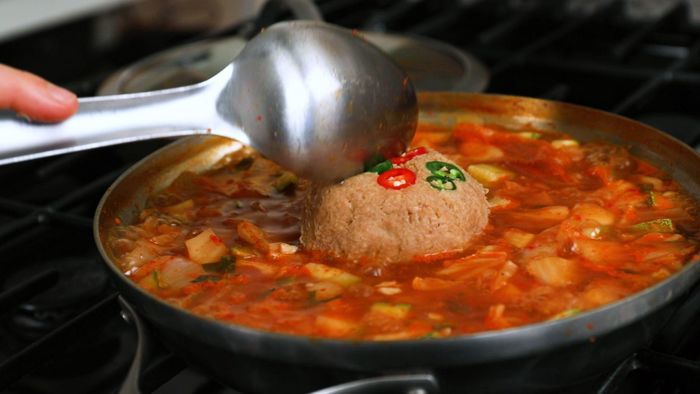  Cheonggukjang được dùng làm món canh cùng tên, đôi khi còn được gọi là cheonggukjang jjigae để tránh nhầm lẫn. Canh thường được cho thêm những nguyên liệu khác như khoai tây, hành và đậu phụ. Ảnh: Maangchi. 