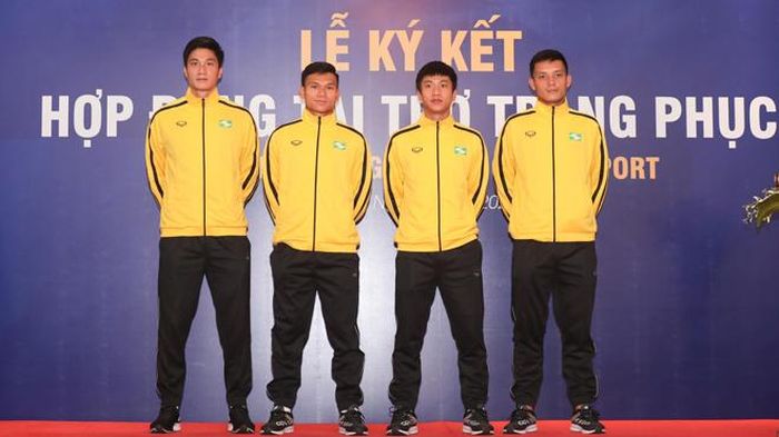 TM Nguyễn Văn Hoàng, hậu vệ Phạm Xuân Mạnh, tiền vệ Phan Văn Đức và trung vệ đội trưởng Hoàng Văn Khánh (từ trái qua) trong bộ trang phục di chuyển của SLNA.