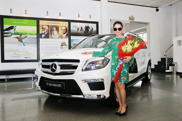 Ngoài ra, giọng ca phòng trà còn sở hữu chiếc Mercedes GL500 4Matic có ngoại thất màu trắng nội thất màu Beige giá 5 tỷ.