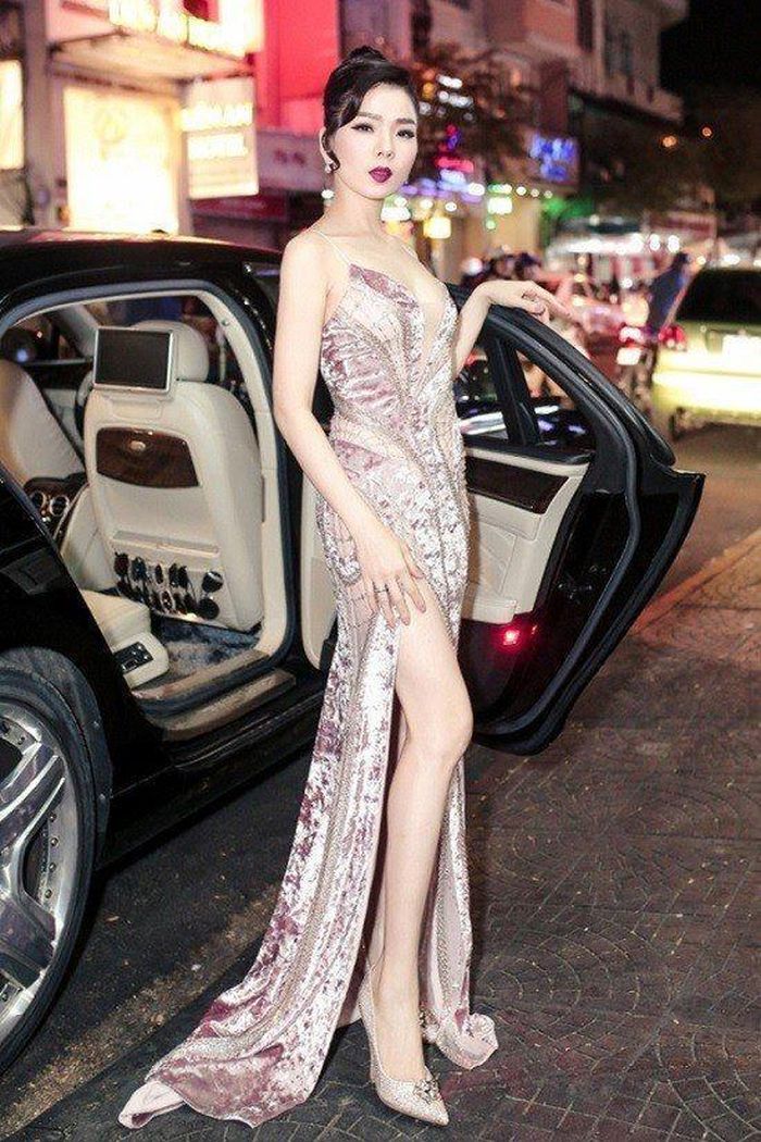 Chiếc Bentley Flying Spur mà Lệ Quyên hay sử dụng có giá lên đến 20 tỷ đồng, nghe mà choáng.