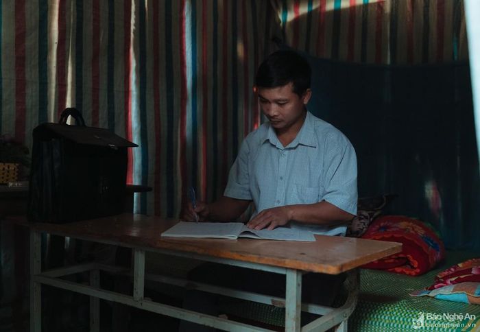 Ban đêm không có điện nên tranh thủ vào buổi trưa là thời gian để thầy Toàn soạn bài lên lớp cho ngày mai. Vẫn biết cuộc sống nơi đây còn nhiều khó khăn, vất vả nhưng với tình yêu con trẻ, thầy Nguyễn Trọng Toàn vẫn ngày đêm miệt mài để "ươm mầm" con chữ cho các em. Ảnh: Đức Anh
